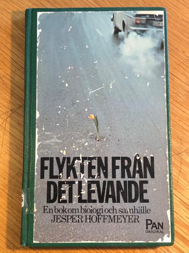 Flykten från det levande : en bok om biologi och samhälle