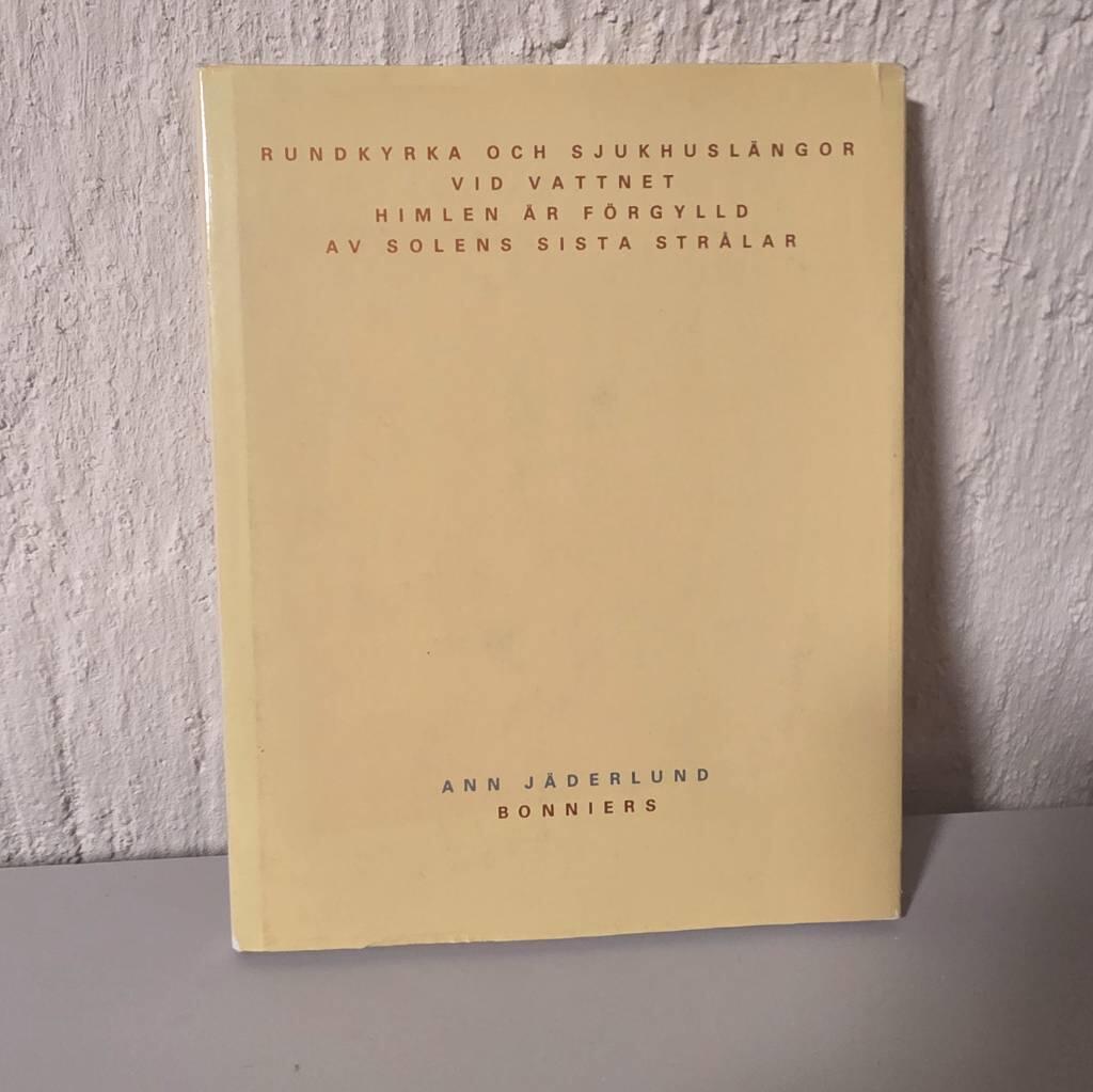 Rundkyrka och sjukhuslängor vid vattnet himlen är förgylld av solens sista strålar : dikter