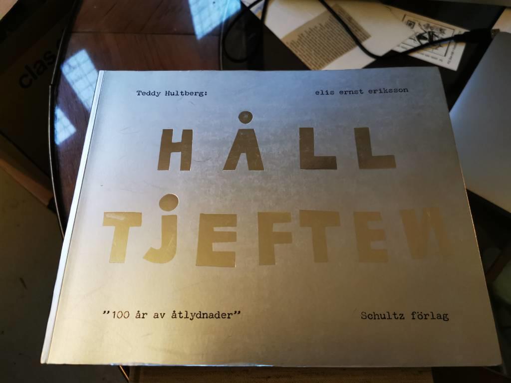 H&aring;ll tjeften. Elis Ernst Eriksson : 100 &aring;r av &aring;tlydnader