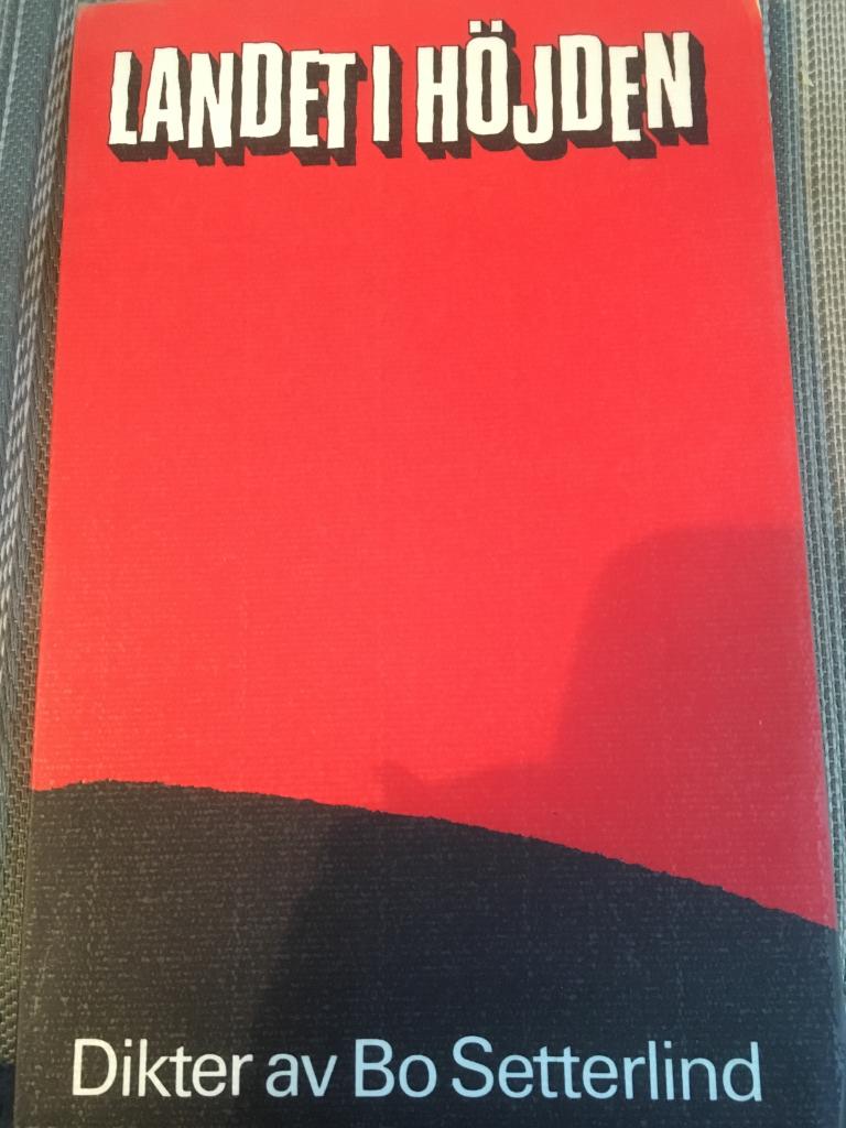 Landet i h&ouml;jden : dikter