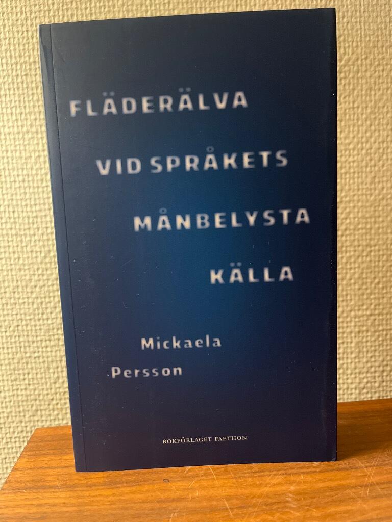 Fl&auml;der&auml;lva vid spr&aring;kets m&aring;nbelysta k&auml;lla