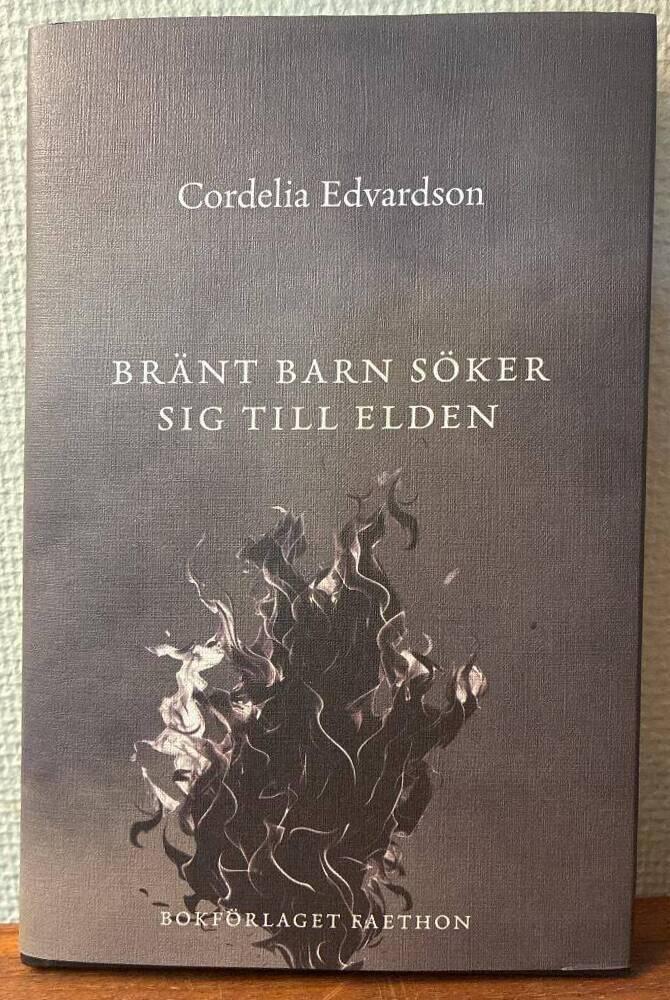 Br&auml;nt barn s&ouml;ker sig till elden