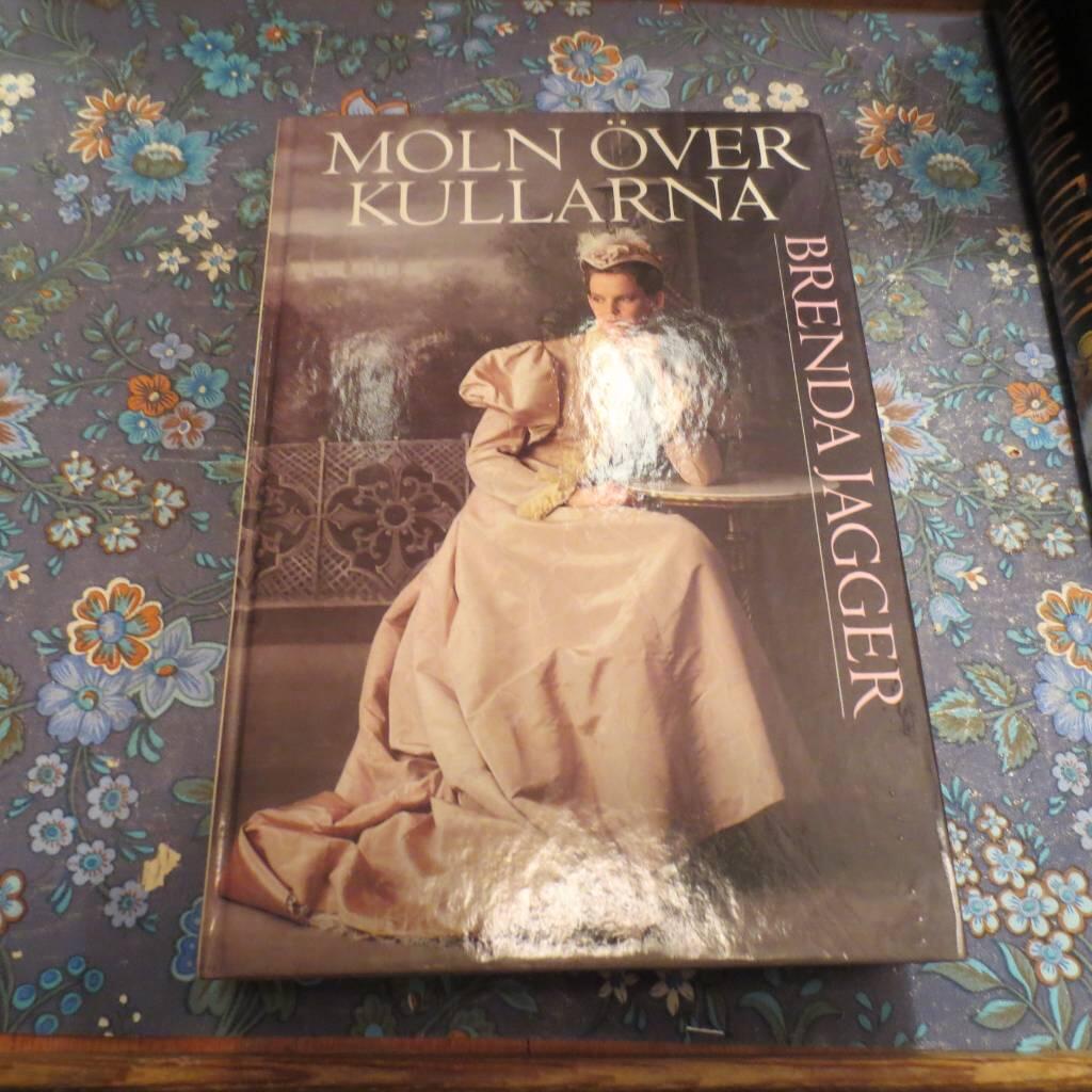 Moln &ouml;ver kullarna