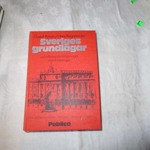 Sveriges grundlagar och tillh&ouml;rande f&ouml;rfattningar med f&ouml;rklaringar