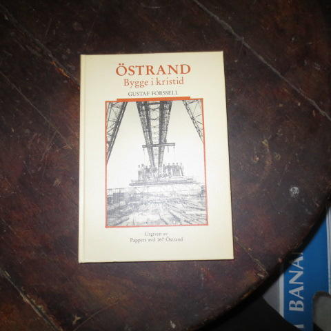 &Ouml;strand : bygge i kristid : en dokument&auml;r skildring i ber&auml;ttande form om fabriksbygge, fackf&ouml;rening och m&auml;nniskor