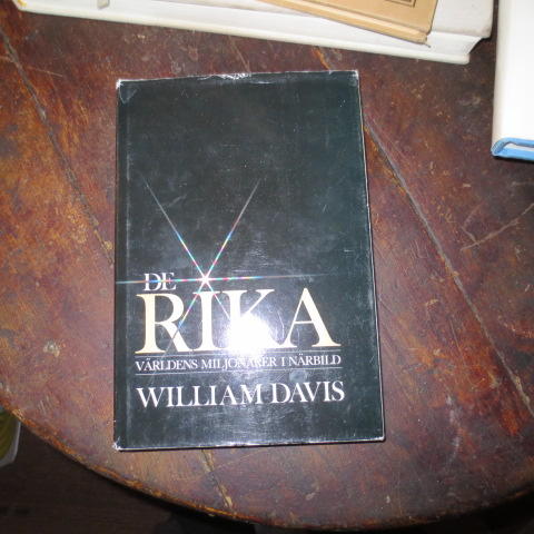 De rika : v&auml;rldens miljon&auml;rer i n&auml;rbild