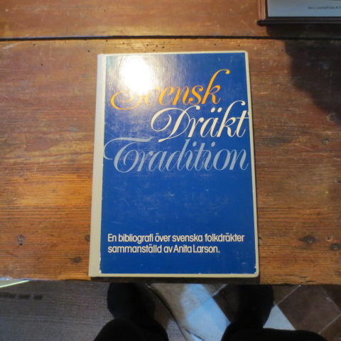 Svensk dr&auml;kttradition : en bibliografi &ouml;ver svenska folkdr&auml;kter