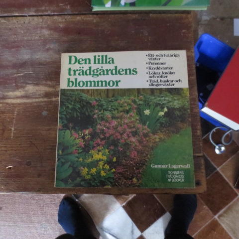 Den lilla tr&auml;dg&aring;rdens blommor : ett- och tv&aring;&aring;riga v&auml;xter, perenner, kryddv&auml;xter, l&ouml;kar, kn&ouml;lar och r&ouml;tter, tr&auml;d, buskar och slingerv&auml;xter