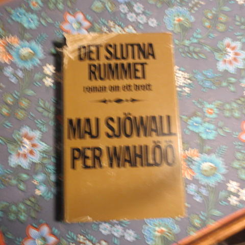 Det slutna rummet : roman om ett brott