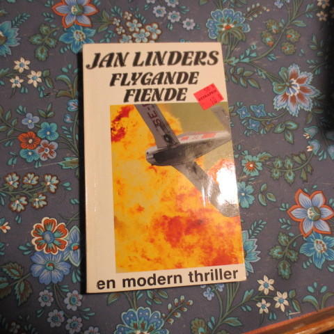 Flygande fiende : en modern thriller