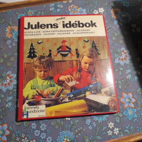 Julens andra id&eacute;bok : st&ouml;pa ljus, g&ouml;ra pepparkakshus, julgransprydnader, julkort, jullekar, julklappspaket