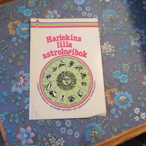 Harlekins lilla astrologibok : l&auml;ttl&auml;st introduktion i astrologins grunder och stj&auml;rntecknens k&auml;rleksaspekter