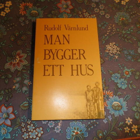 Man bygger ett hus : roman