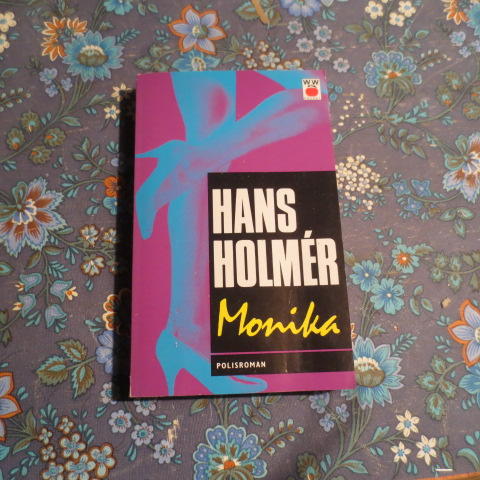 Monika : [polisroman]