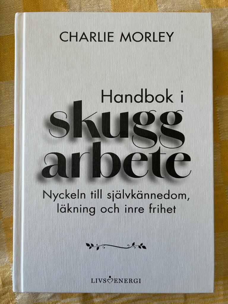 Handbok i skuggarbete - nyckeln till sj&auml;lvk&auml;nnedom, l&auml;kning och inre frihet