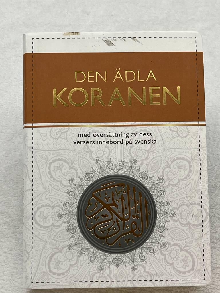 Den &auml;dla koranen - med &ouml;vers&auml;ttning av dess versers inneb&ouml;rd p&aring; svenska