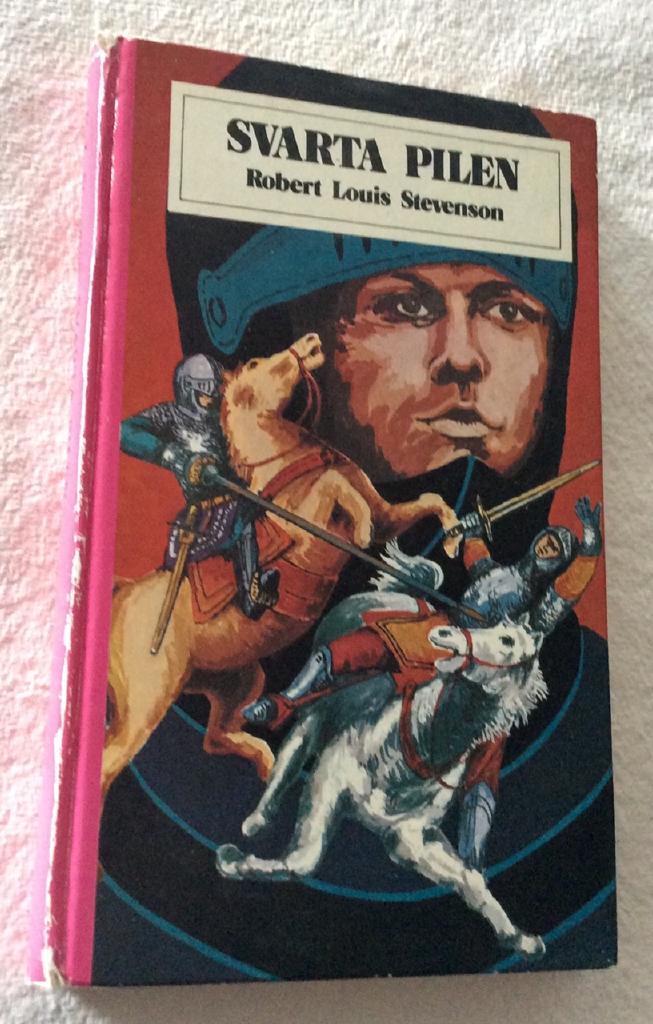 Den svarta pilen : en ber&auml;ttelse fr&aring;n Rosornas krig