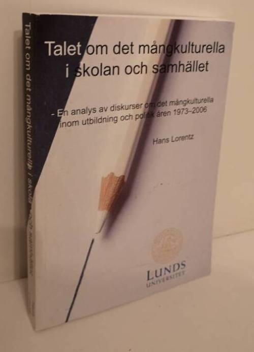 Talet om det m&aring;ngkulturella i skolan och samh&auml;llet : en analys av diskurser om det m&aring;ngkulturella inom utbildning och politik &aring;ren 1973-2006