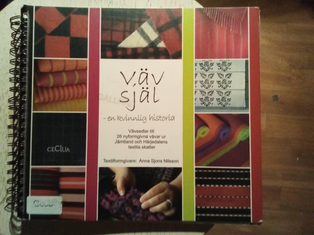 V&auml;vsj&auml;l : en kvinnlig historia : v&auml;vsedlar till 26 nyformgivna v&auml;var ur J&auml;mtland och H&auml;rjedalens textila skatter