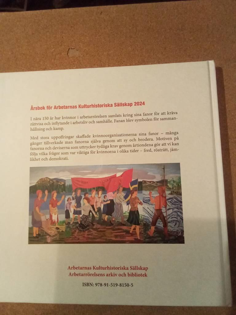 "Vi s&ouml;mma i silke och siden. Vi s&ouml;mma i r&ouml;tt och gull" - en skrift i bild och ord om kvinnofanor