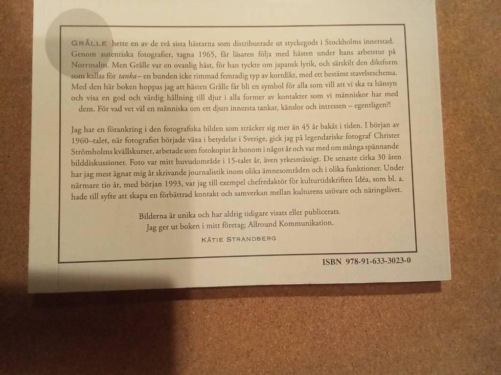 H&auml;sten Gr&aring;lles kortdikter : boken &aring;terger vardagen f&ouml;r en arbetsh&auml;st i Stockholms innerstad 1965, genom autentiska fotografier och en poesi som f&ouml;ljer modellen f&ouml;r japansk tanka