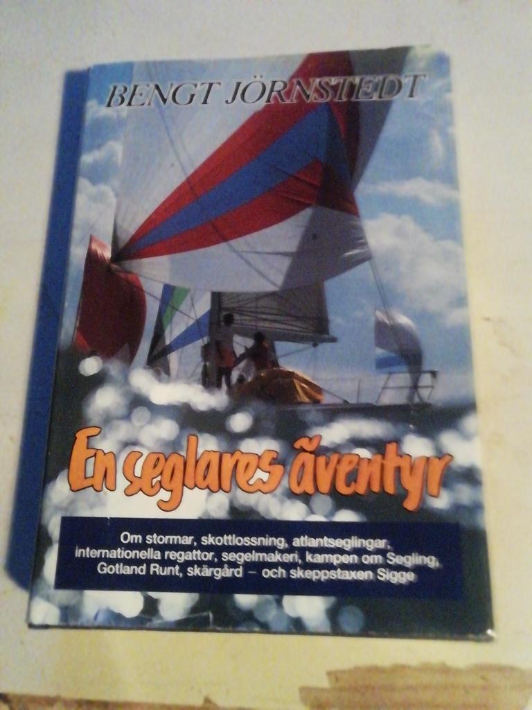 En seglares äventyr : [om stormar, skottlossning, atlantseglingar, internationella regattor, segelmakeri, kampen om Segling, Gotland runt, skärgård - och skeppstaxen Sigge]