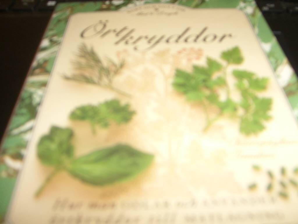 &Ouml;rtkryddor : [hur man odlar och anv&auml;nder &ouml;rtkryddor till matlagning]