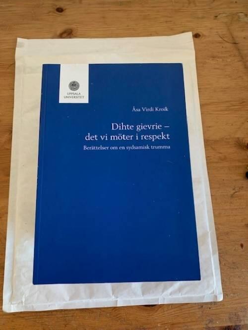 Dihte gievrie &ndash; det vi m&ouml;ter i respekt - Ber&auml;ttelser om en sydsamisk trumma