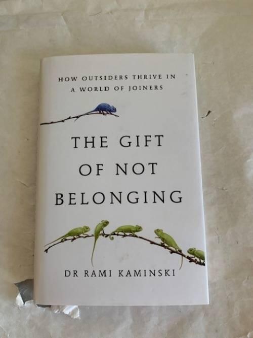 The gift of not belonging - how outsiders thrive in a world of joiners