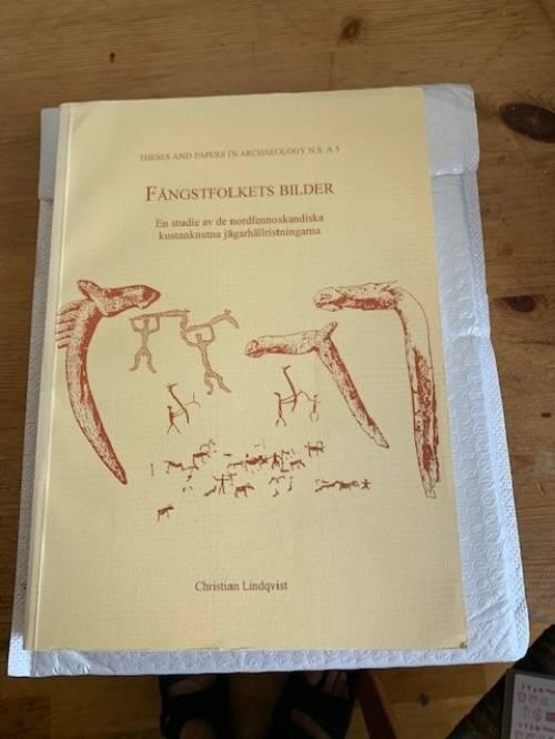 F&aring;ngstfolkets bilder - en studie av de nordfennoskandiska kustanknutna j&auml;garh&auml;llristningarna = [The hunters' pictures] : [a study of the North Fenno-Scandian coastal hunters' rock-engravings]