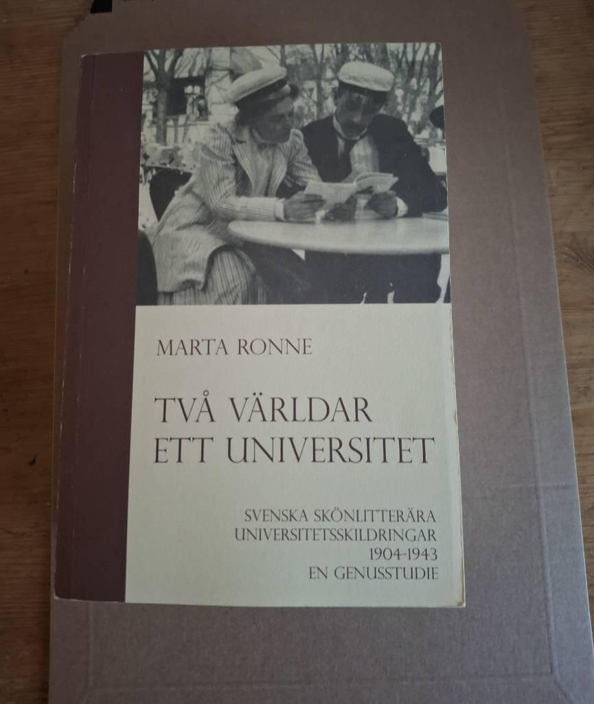Tv&aring; v&auml;rldar - ett universitet