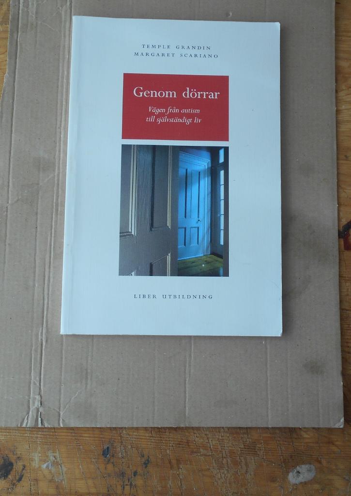 Genom d&ouml;rrar : v&auml;gen fr&aring;n autism till sj&auml;lvst&auml;ndigt liv
