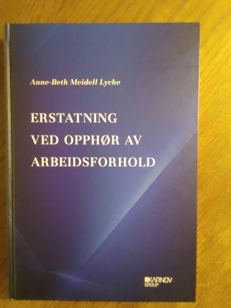 Erstatning ved opph&oslash;r av arbeidsforhold - med hovedvekt p&aring; arbeidsrettslige regler om erstatningsansvar og utm&aring;ling