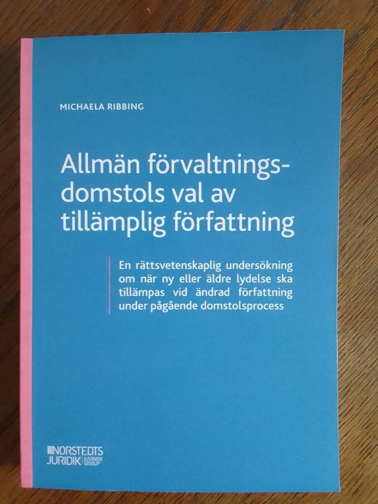 Allm&auml;n f&ouml;rvaltningsdomstols val av till&auml;mplig f&ouml;rfattning - En r&auml;ttsvetenskaplig unders&ouml;kning om n&auml;r ny eller &auml;ldre lydelse ska till&auml;mpas vid &auml;ndrad f&ouml;rfattning under p&aring;g&aring;ende domstolsprocess
