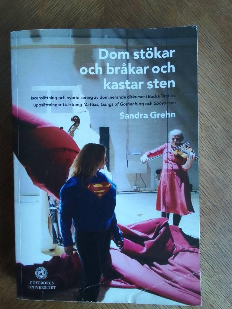 Dom st&ouml;kar och br&aring;kar och kastar sten