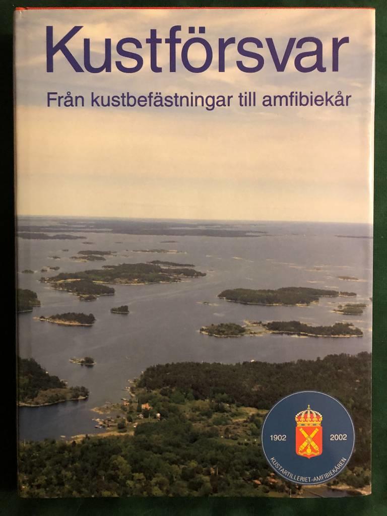 Kustf&ouml;rsvar - fr&aring;n kustbef&auml;stningar till amfibiek&aring;r : Kustartilleriet-Amfibiek&aring;ren 1902-2002