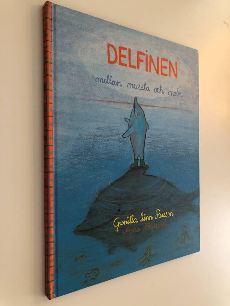 Delfinen mellan mussla och moln