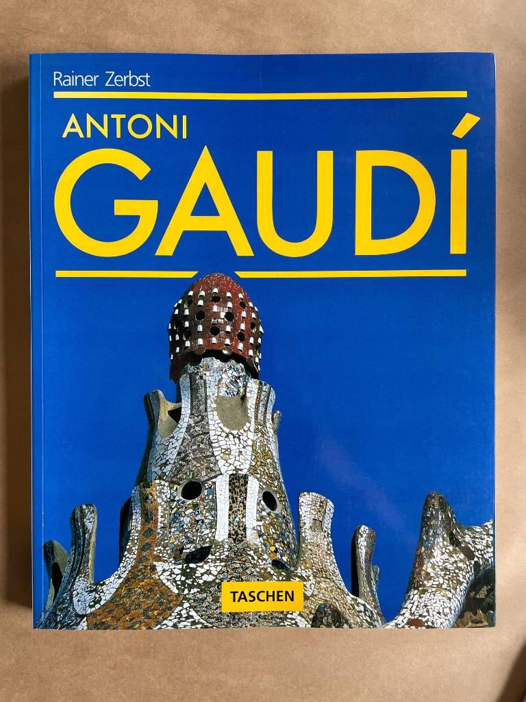 Gaudí, 1852-1926 : Antoni Gaudí i Cornet : a life devoted to architecture