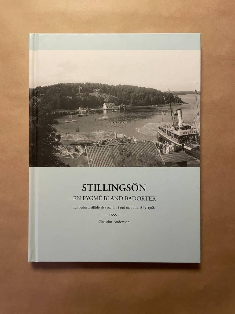 Stillings&ouml;n - en pygm&eacute; bland badorter : en badorts tillblivelse och liv i ord och bild 1865-1968