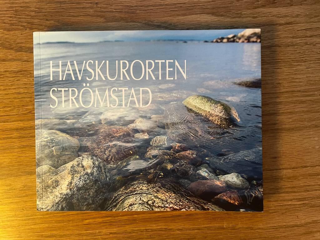 H&auml;lsa genom havet : havskurorten Str&ouml;mstad : tio byggnadsverk ber&auml;ttar
