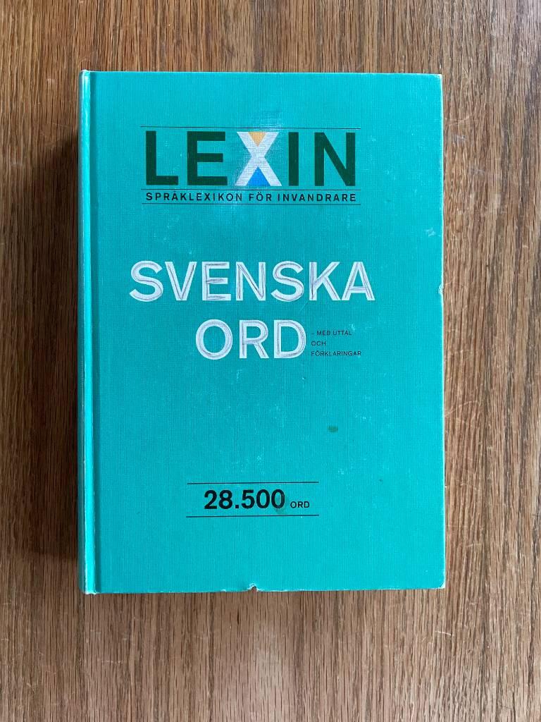 Svenska ord : Med uttal och f&ouml;rklaringar : 28500 ord