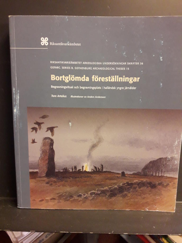 Bortgl&ouml;mda f&ouml;rest&auml;llningar : begravningsritual och begravningsplats i hall&auml;ndsk yngre j&auml;rn&aring;lder