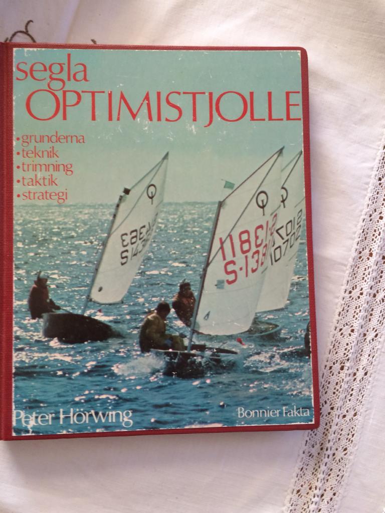 Segla optimistjolle : [grunderna, teknik, trimning, taktik, strategi]