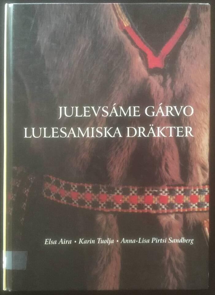 Julevs&aacute;me g&aacute;rvo : J&aring;hk&aring;m&aring;hke suoknan = Lulesamiska dr&auml;kter i Jokkmokks socken