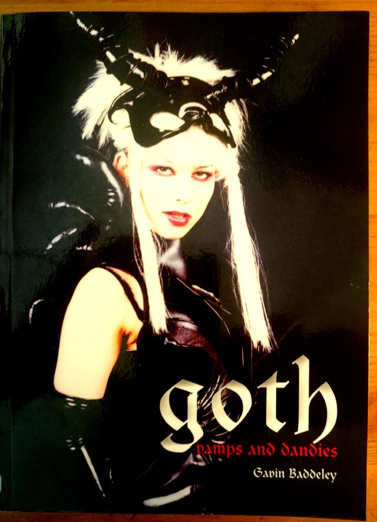 Goth : vamps and dandies