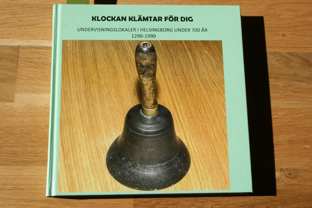 Klockan kl&auml;mtar f&ouml;r dig : undervisningslokaler i Helsingborg under 700 &aring;r, 1290-1990