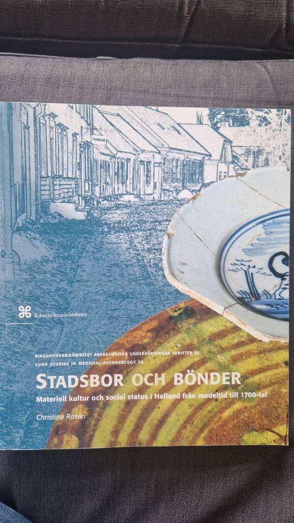Stadsbor och bönder : materiell kultur och social status i Halland från med