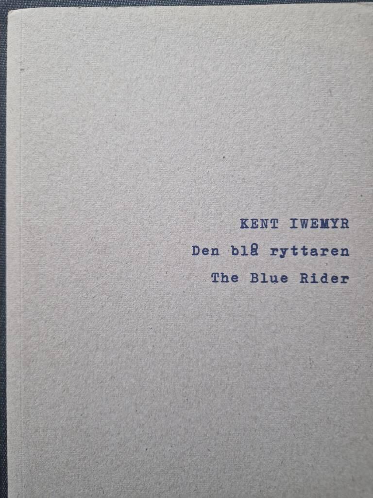 Den bl&aring; ryttaren