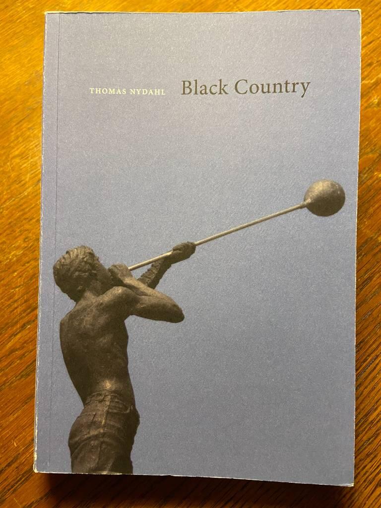 Black country : resor och l&auml;sningar i engelska West Midlands : om industrialismens f&ouml;delse och utveckling, klassklyftornas brutalitet och multikulturens myter och realiteter
