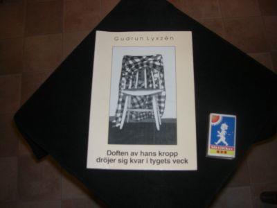 Doften av hans kropp dr&ouml;jer sig kvar i tygets veck